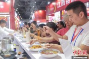 占卜在线“嗦粉”经济火热 中国多地“食力”出圈