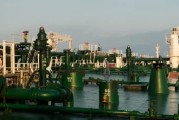 占卜在线国际油价周二收高 地缘政治担忧与美元走弱双重支撑